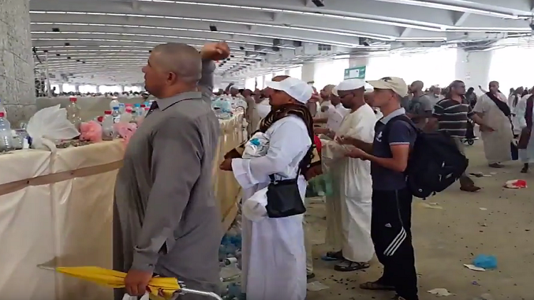 الحجاج يشرعون في رمي جمرة العقبة الكبرى