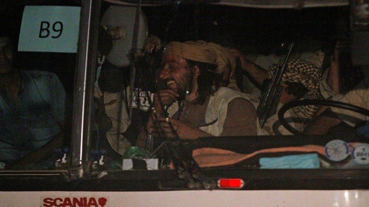 عشرات الدواعش يغادرون قافلة التنظيم جماعات وأفرادا للوصول لدير الزور 