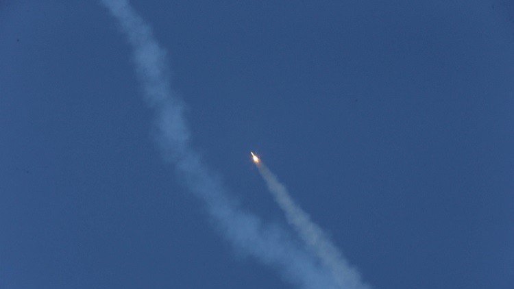 إيران تختبر نظاما صاروخيا مضادا جديدا
