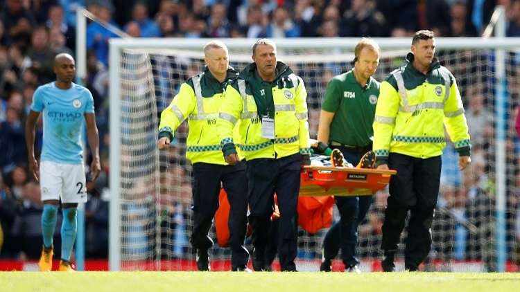 بالفيديو.. صدام عنيف بين حارس مانشستر سيتي ومهاجم ليفربول