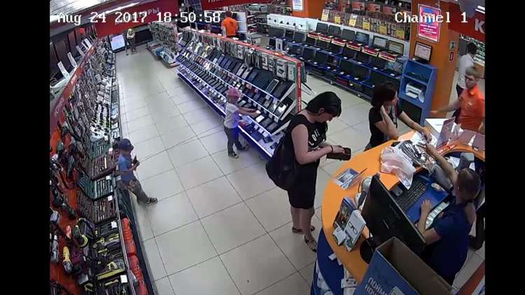 طفلان صغيران يسرقان هاتفا ذكيا من محل تجاري بطريقة غريبة