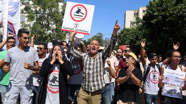 الآلاف في تونس يتظاهرون ضد قانون المصالحة
