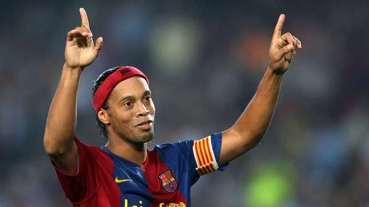 الساحر رونالدينيو قد يعوض ديمبيلي في برشلونة