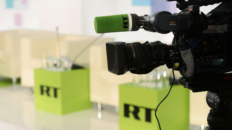 الإفراج عن مراسلي RT في اليمن بعد توقيفهما في المطار