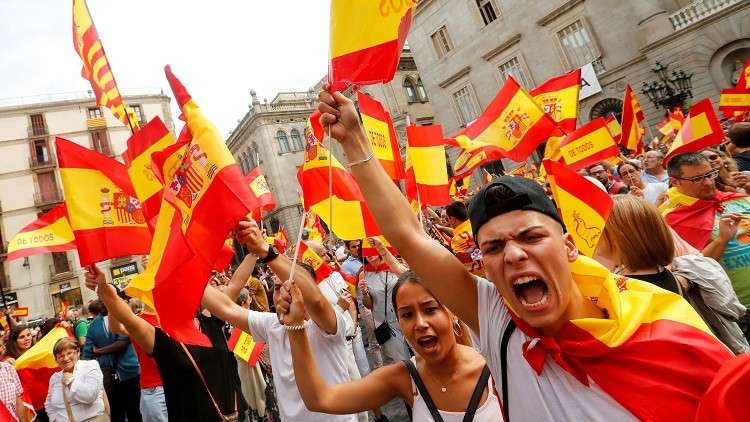 إسبانيا.. انفصاليو كتالونيا يحتلون مراكز الاقتراع ومظاهرات في مدريد ضد الاستفتاء