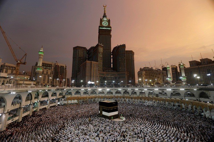 المسلمون يؤدون الصلاة حول الكعبة في المملكة العربية السعودية أثناء مراسم الحج.
30 أغسطس 2017