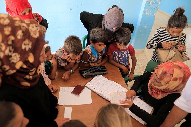 7 سبتمبر 2017
تلاميذ في مدينة الرقة ينتظرون دورهم في التسجيل بمدرسة في منطقة بعد تحريرها من تنظيم داعش الإرهابي.