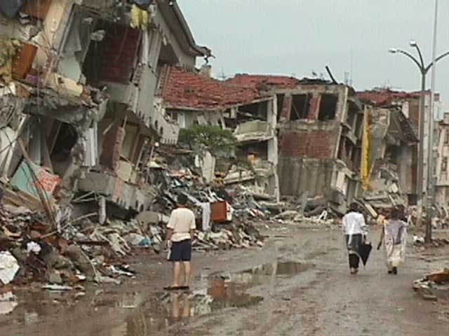 زلزال إزميت: 17 أغسطس 1999، زلزال بقوة 7.6 على مقياس ريختر في تركيا، راح ضحيته حوالى 40 ألف حالة وفاة.