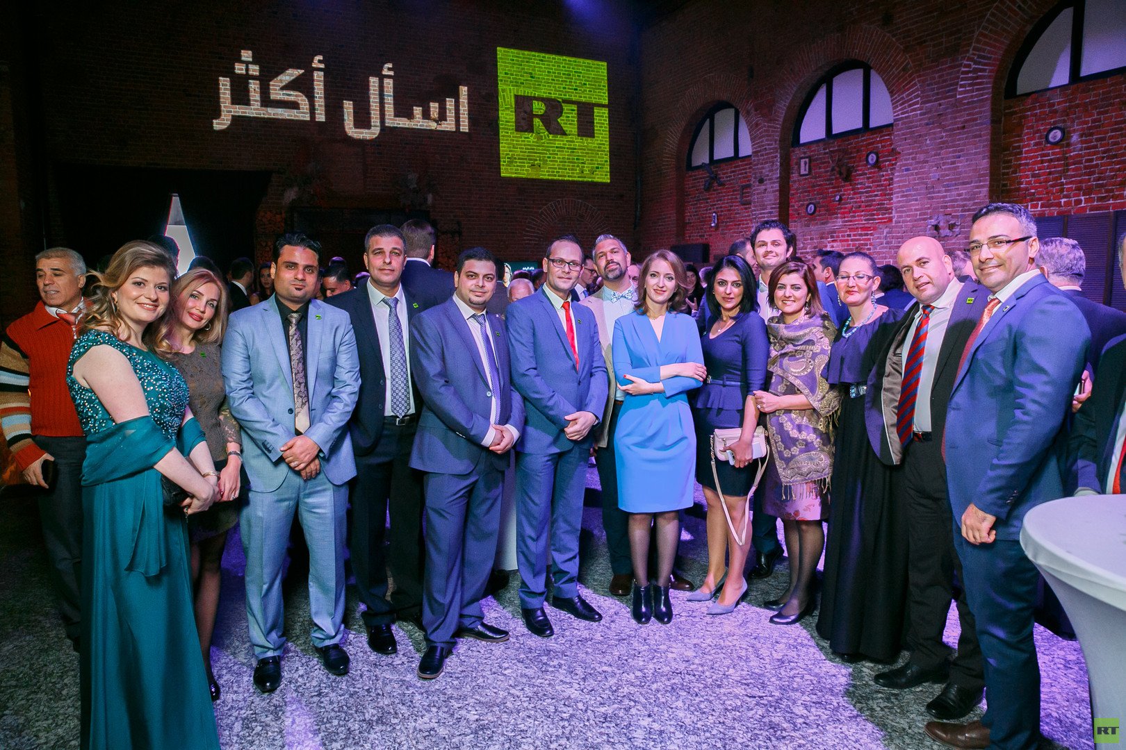 عاملو قناة "RT" مع مديرة قناة "RT" العربية مايا مناع.