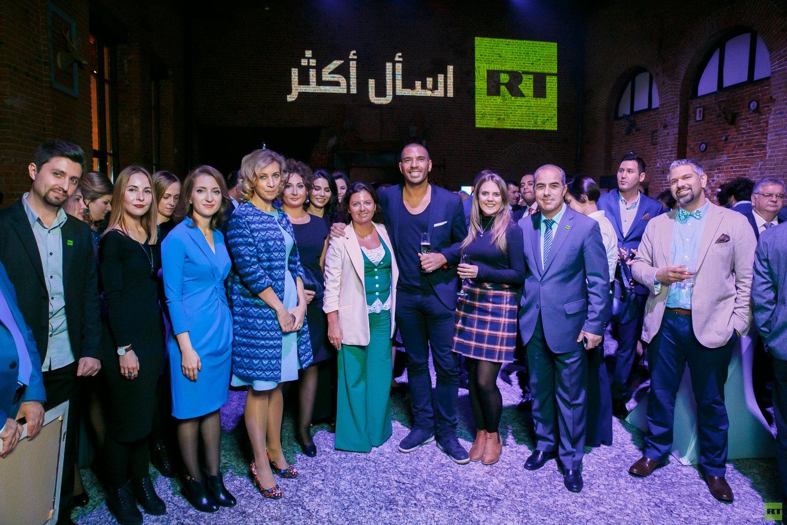 عاملو قناة "RT" مع رئيسة تحرير شبكة قنوات RT، مرغريتا سيمونيان، المتحدثة باسم الخارجية الروسية ماريا زاخاروفا، مديرة قناة "RT" العربية مايا مناع