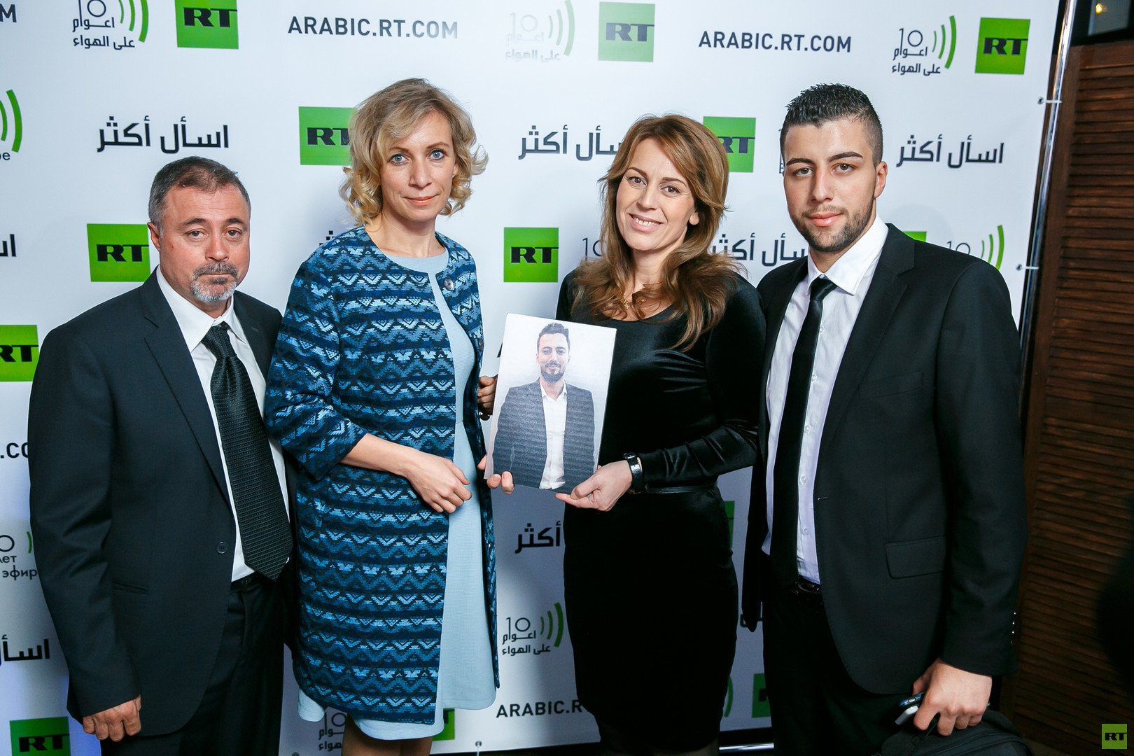 أسرة فقيد القناة خالد الخطيب مع المتحدثة باسم الخارجية الروسية ماريا زاخاروفا