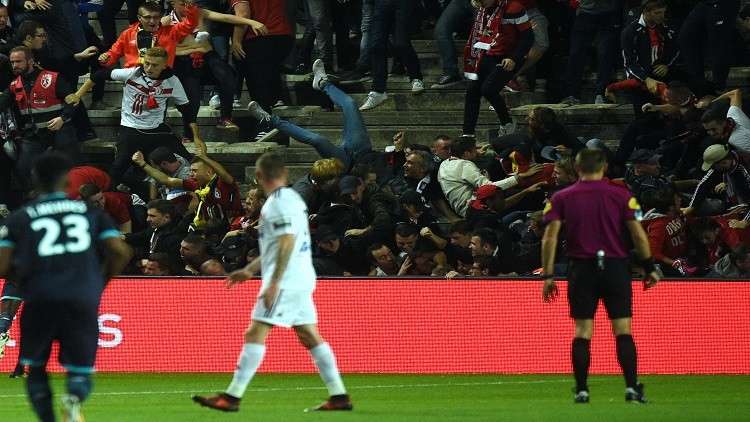 بالفيديو.. انهيار سياج ملعب في الدوري الفرنسي يخلف 29 جريحا