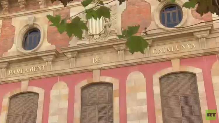 كتالونيا تتحدى مدريد وترفض تسليم السلطة
