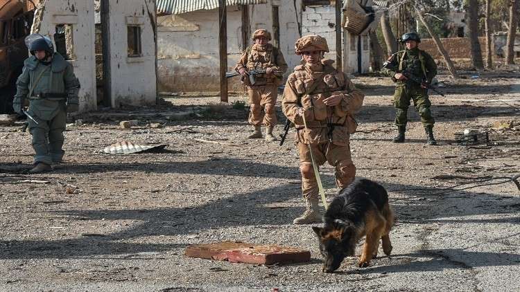 العسكريون الروس يواصلون نزع الألغام في دير الزور