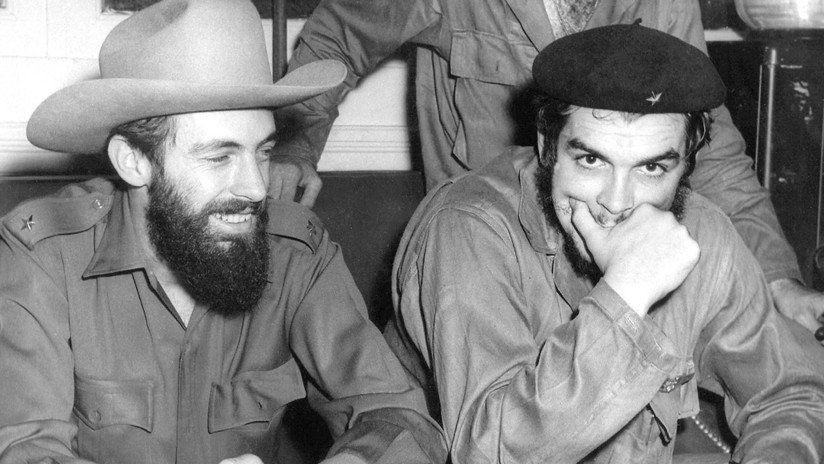 القائد كاميلو سينفويغوس (يسار) وإرنستو غيفارا - هافانا، (كوبا)، آب، 1959.