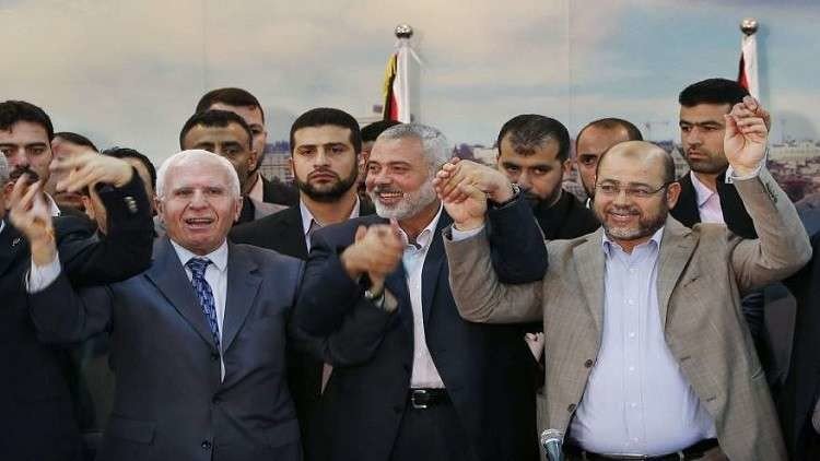وفدا حركتي حماس وفتح يوقعان اتفاق المصالحة الفلسطينية رسميا في القاهرة بعد نحو 10 سنوات من الانقسام.