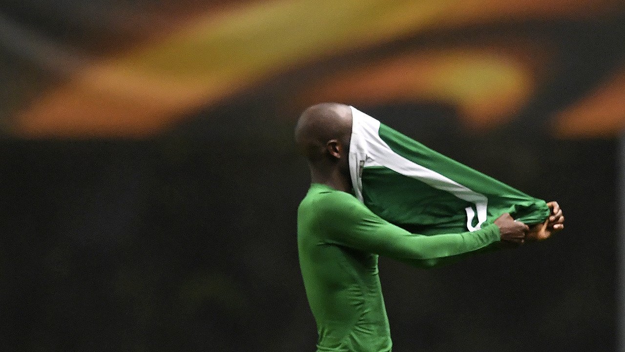 لاعب كرة القدم الكونغولي جودي لوكوكي يخلع قميصه بعد انتهاء اللعبة
