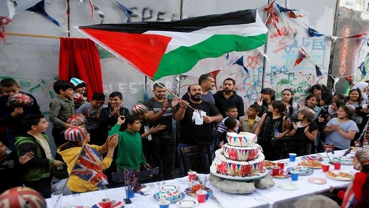 فنان بريطاني ينظم حفل اعتذار عن 