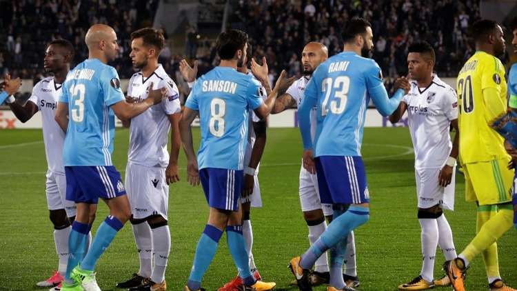 بالفيديو.. طرد مدافع مشهور لاعتدائه على الجمهور قبل اللقاء!