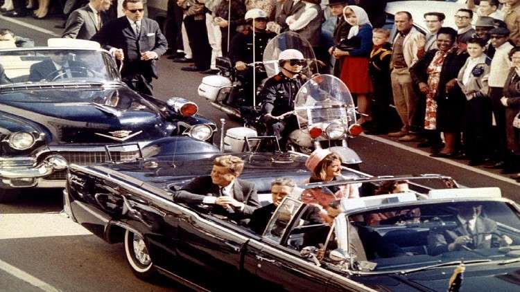 ما هي الدولة التي اشتبهت "CIA" بتخطيط قاتل الرئيس كينيدي للفرار إليها؟!