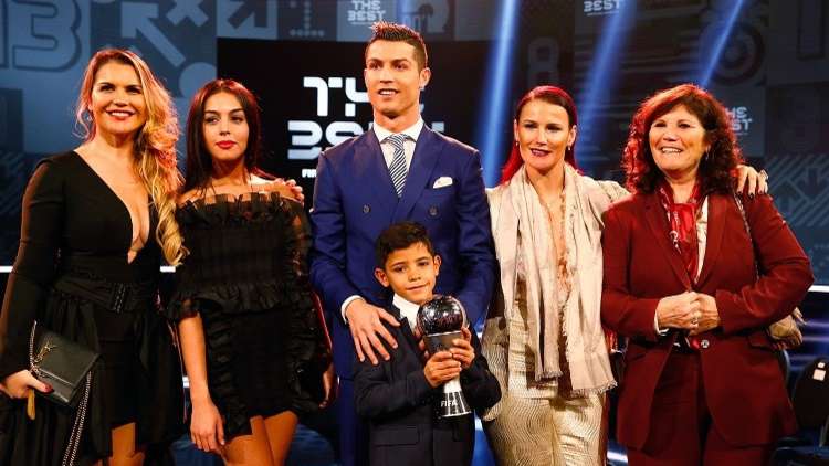 بالفيديو والصور. عارضة أزياء تتهم رونالدو بخيانة صديقته في فترة حملها