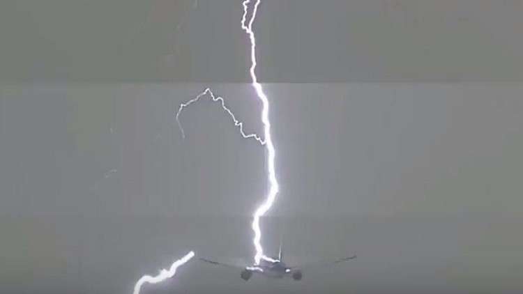 الكاميرات تلتقط لحظة تعرض طائرة ركاب كبيرة لصاعقة ضخمة خلال الإقلاع