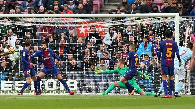 بالفيديو.. فيغو يفاجئ برشلونة في عقر داره