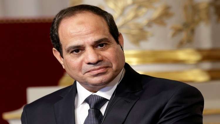 السيسي يتسلم أول هاتف محمول صنع في مصر