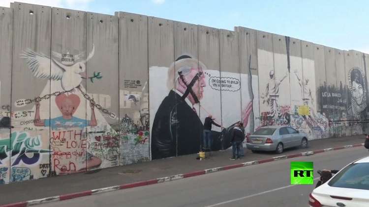 تدنيس صورة ترامب على جدار في بيت لحم