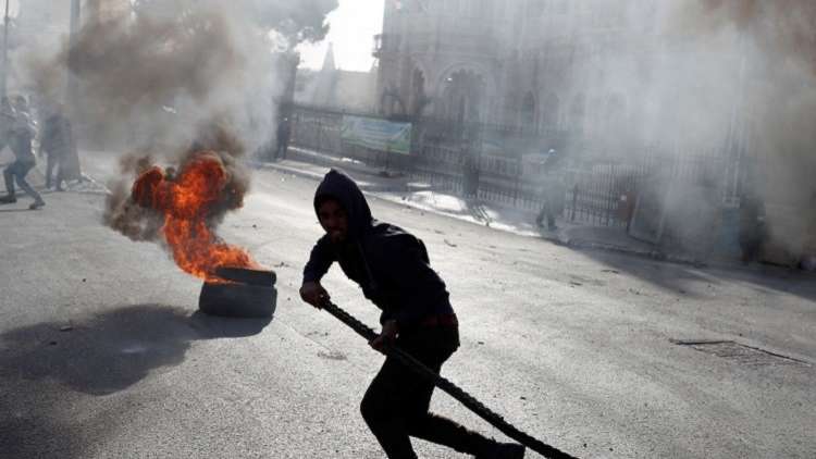 مواجهات عنيفة عند مدخل رام الله بين المواطنين الفلسطينيين والجيش الإسرائيلي 