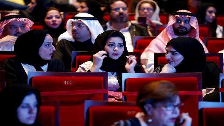 سعوديات يدخلن باب الوظائف من السياحة