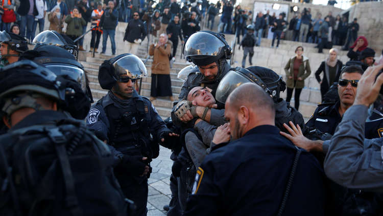 إصابات جراء اعتداء القوات الإسرائيلية على فلسطينيين عند باب العمود في القدس (فيديو)