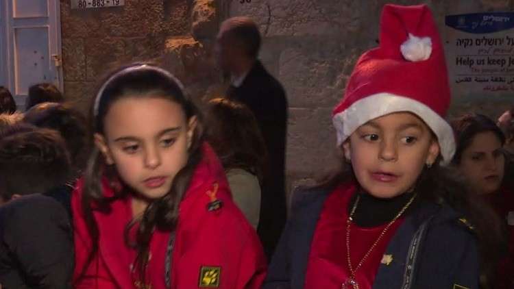 إضاءة شجرة الميلاد بالقدس رغم المواجهات