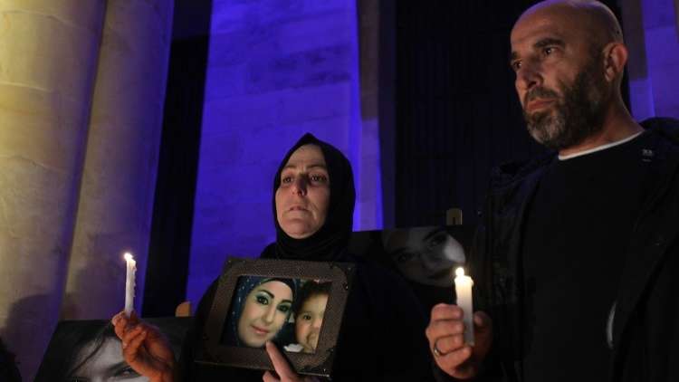 بيروت تشعل الشموع حدادا على نسائها