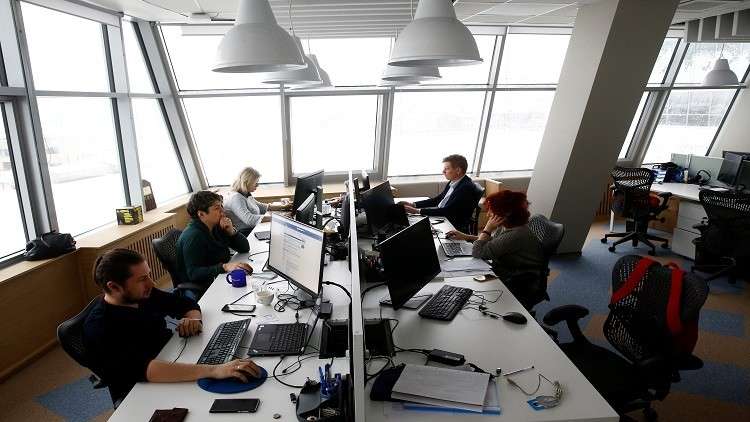 عمالقة التكنولوجيا يتنافسون للسيطرة على أدمغة المستخدمين