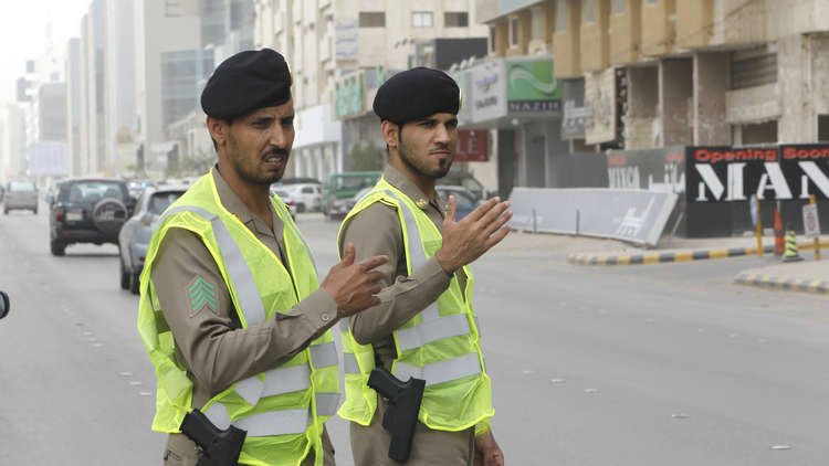 صور مؤثرة لسعودي فقد أبناءه الستة وزوجته بحادث سير مروع