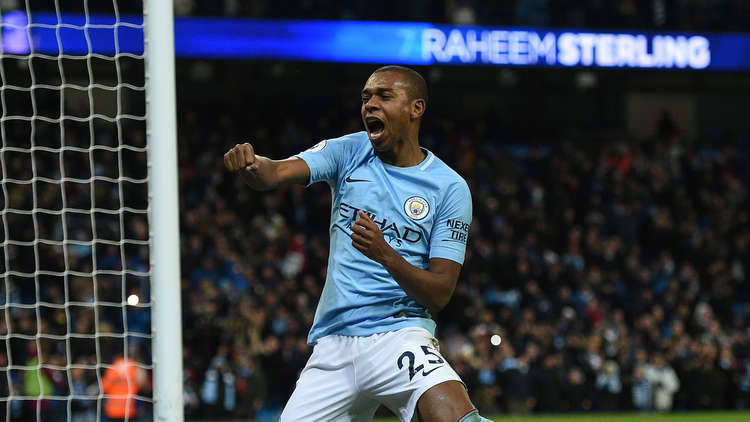 البرازيلي فرناندينيو يمدد عقده مع مانشستر سيتي