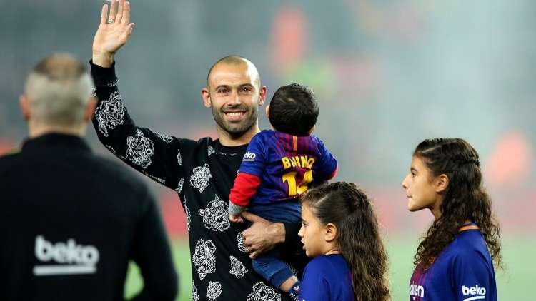 شاهد.. ماسكيرانو يودع برشلونة عبر ممر شرفي!