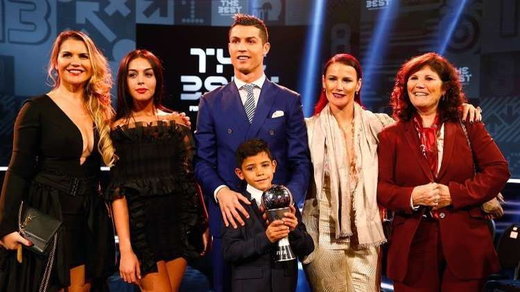 شاهد.. رابط غريب بين عائلتي الغريمين التقليديين رونالدو وميسي