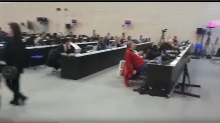 المركز الاعلامي لمؤتمر سوتشي يتحول الى خلية نحل