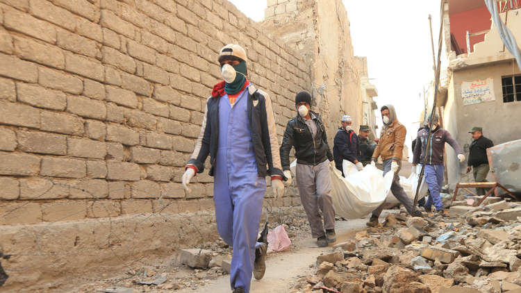 الأمراض ورائحة الموت تحيطان بسكان الموصل 