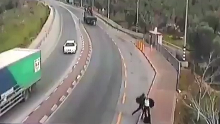 شاهد بالفيديو.. شاب فلسطيني يطعن مستوطنا إسرائيليا ويرديه قتيلاً