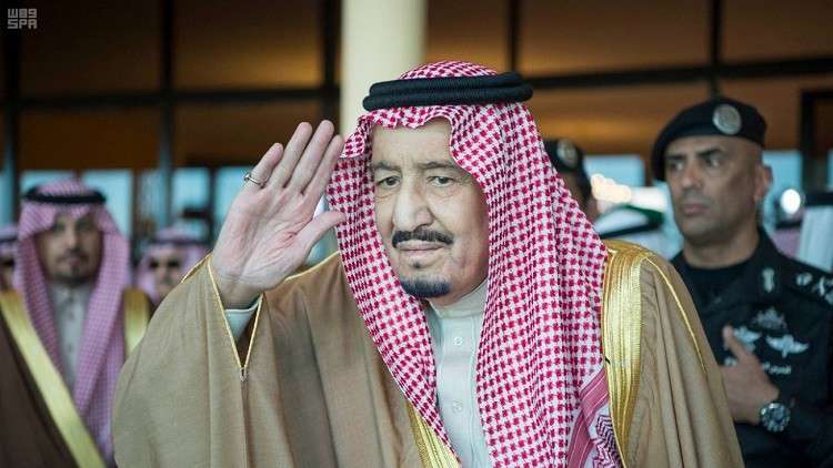 بالفيديو.. الفنان محمد عبده يقوم بسلوك غير متوقع أمام الملك سلمان