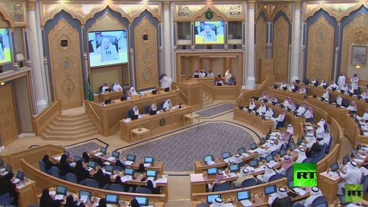 الشورى السعودي يوافق على تخفيض ساعات العمل 