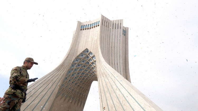 إيران تعرض صاروخا باليستيا جديدا في ذكرى الثورة الإسلامية (صور)