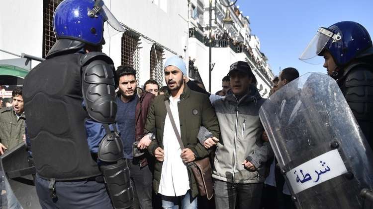  الجزائر.. ألف طبيب يتظاهرون رغم قرار منع الاحتجاجات