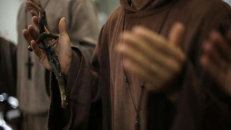 ضحية اعتداء جنسي من طرف كاهن يشرح لمبعوث البابا معاناته