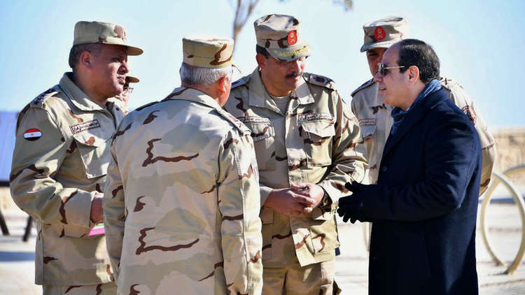 شاهد.. السيسي يفاجئ طلاب الكلية الحربية في مصر
