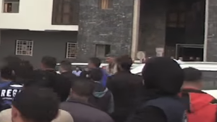 مهاجمة السفير القطري في غزة