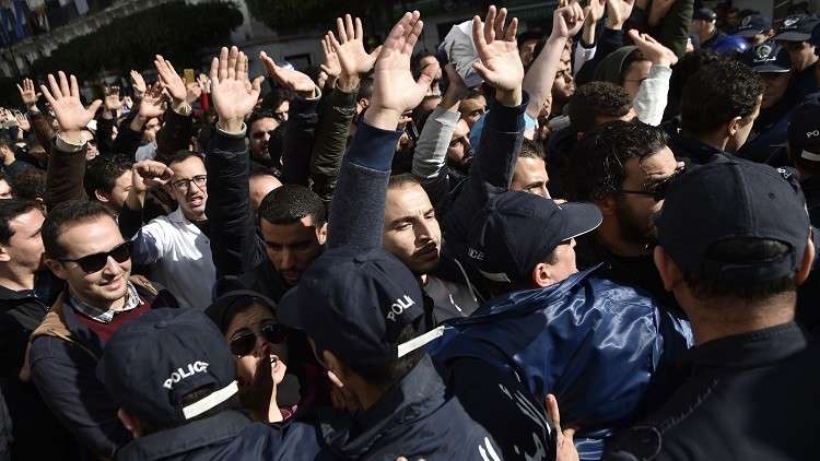 احتجاجات في قطاعي التعليم والصحة في الجزائر